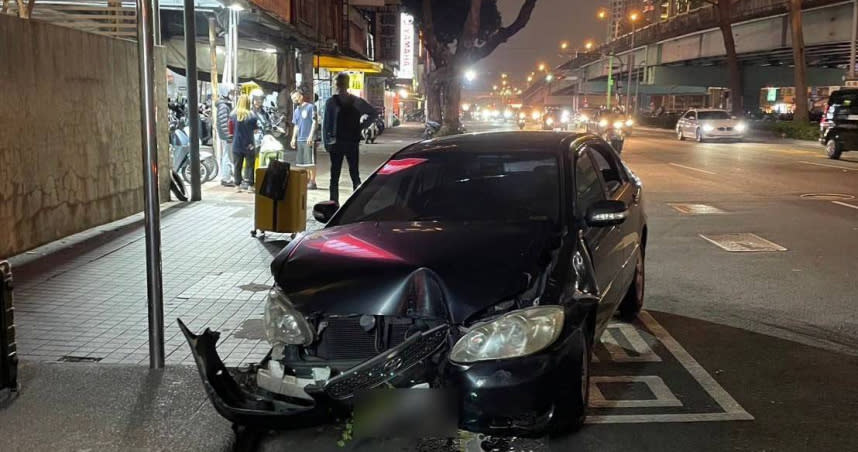 台中西屯區發生連環車禍，造成3車、2電桿、公車站牌毀損，43歲男駕駛表示因為疲勞開車才會釀禍。（圖／警方提供）