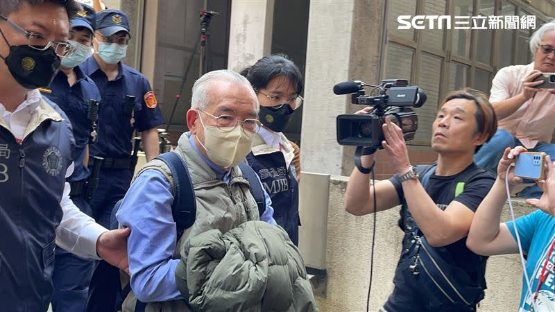貴婦奈奈公公黃立雄被押抵台北地檢署歸案，全程不發一語。（圖/記者楊忠翰攝影）