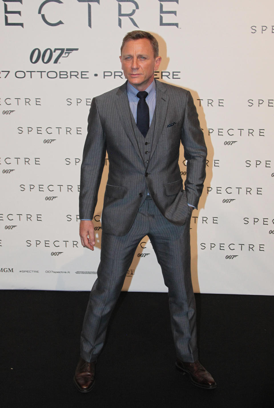 <p>Durante el estreno de 'Spectre' (2012) en Roma vimos a Daniel con un acertado traje gris. "Un traje de raya diplomática es top", comentan desde Luque Personal Shopper. (Foto: Marco Ravagli / Barcroft Media / Getty Images)</p> 