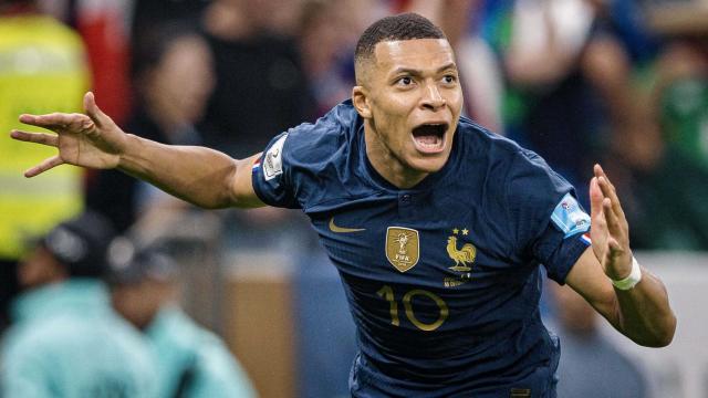 Ce qu'a dit Mbappé à la mi-temps de la finale ! (Séquence de « Merci Les  Bleus »)