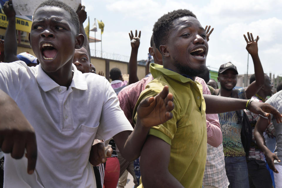 Seguidores del candidato de la oposición del Congo, Martin Fayulu, reaccionan a los resultados electorales justo antes de que Fayulu llegara para hablarles en Kinsasa, República Democrática del Congo, el viernes 11 de enero de 2019. (AP Foto/Jerome Delay)