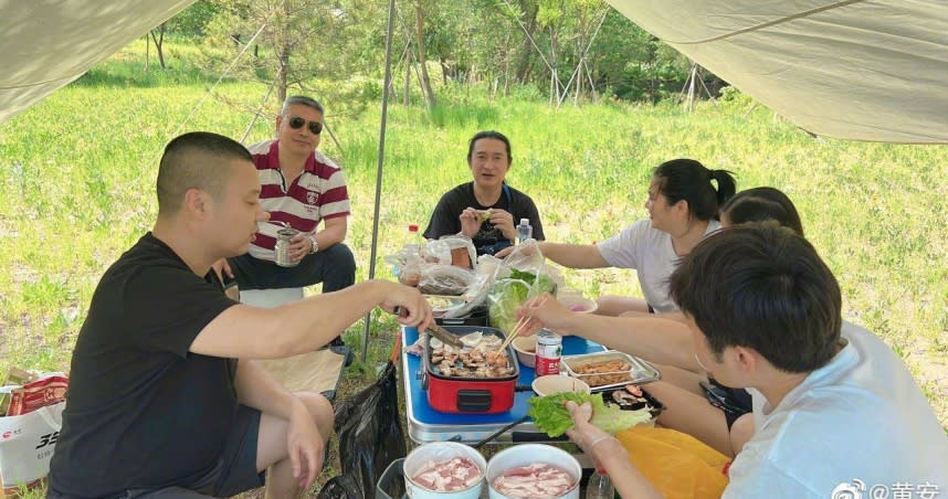 黃安和友人外出野餐。（圖／翻攝黃安微博）