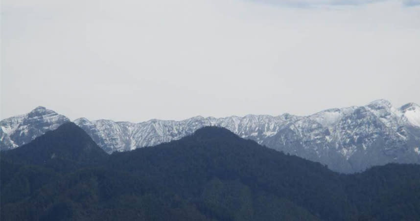 消防員冒險救援墜崖女山友，不慎滑落受傷。（圖／翻攝畫面）