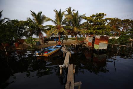 Fishermen land their boat in the village of Ologa in the western state of Zulia October 22, 2014. REUTERS/Jorge Silva