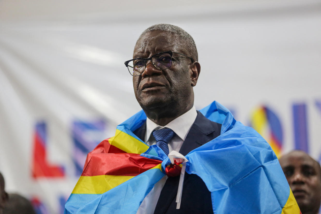 Le gynécologue et activiste de la République démocratique du Congo Denis Mukwege, qui a remporté le prix Nobel de la paix en 2018 pour son combat de près de deux décennies contre les violences sexuelles, se tient enveloppé du drapeau national après avoir annoncé sa candidature à l’élection présidentielle de décembre 2023 à l’église de la paroisse de Fatima à Kinshasa, en République démocratique du Congo, le 2 octobre 2023. REUTERS/Justin Makangara