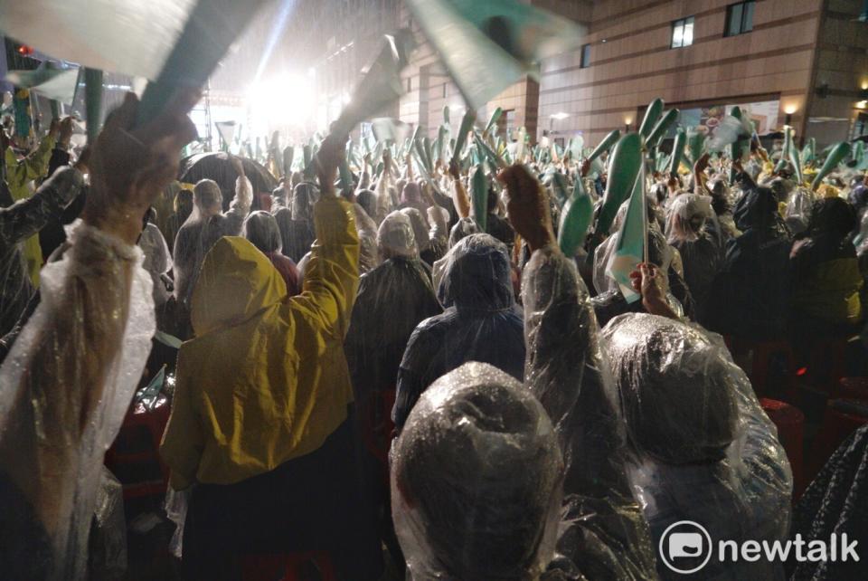 民進黨台北市長候選人陳時中選前之夜造勢，支持者冒雨相挺。   圖：張良一攝