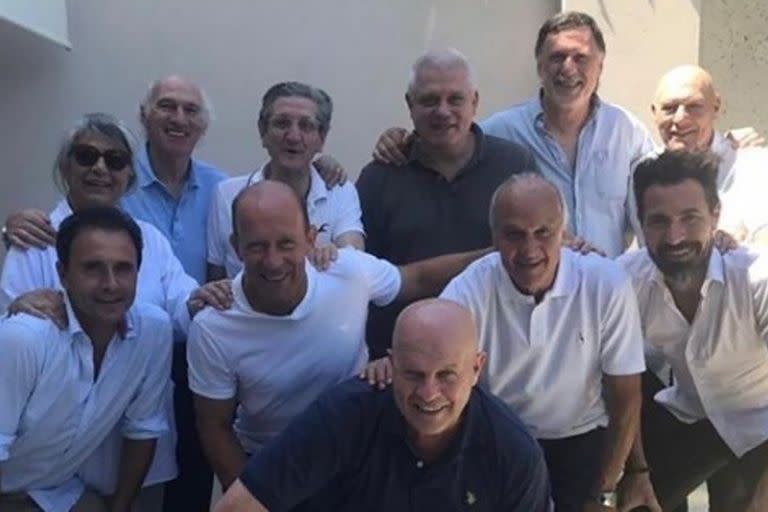 Carlos Bianchi y Eduardo Dominguez, en los extremos de una foto con amigos futboleros, pero muy cercanos familiarmente y desde varios de los conceptos futbolísticos