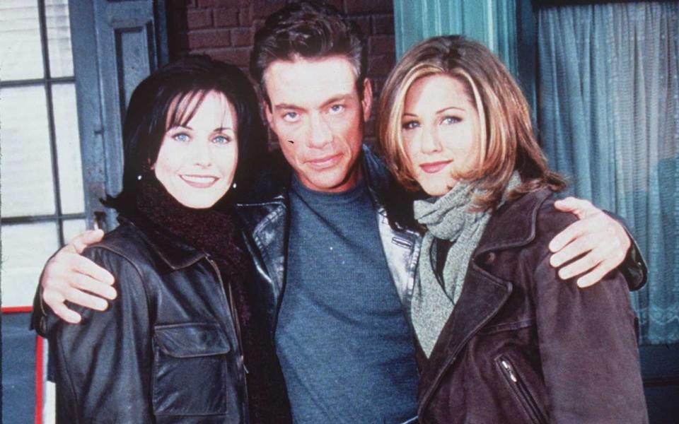 Ende der 90er-Jahre begann sein Stern langsam zu sinken, bei seinem Gastauftritt in "Friends" war er jedoch noch Objekt der Begierde: Van Damme spielte in einer Folge der Sitcom sich selbst - und Monica (Courteney Cox, links) und Rachel (Jennifer Aniston) baggerten um seine Aufmerksamkeit. (Bild: Warner Bros. / Online Inc. / Getty Images)