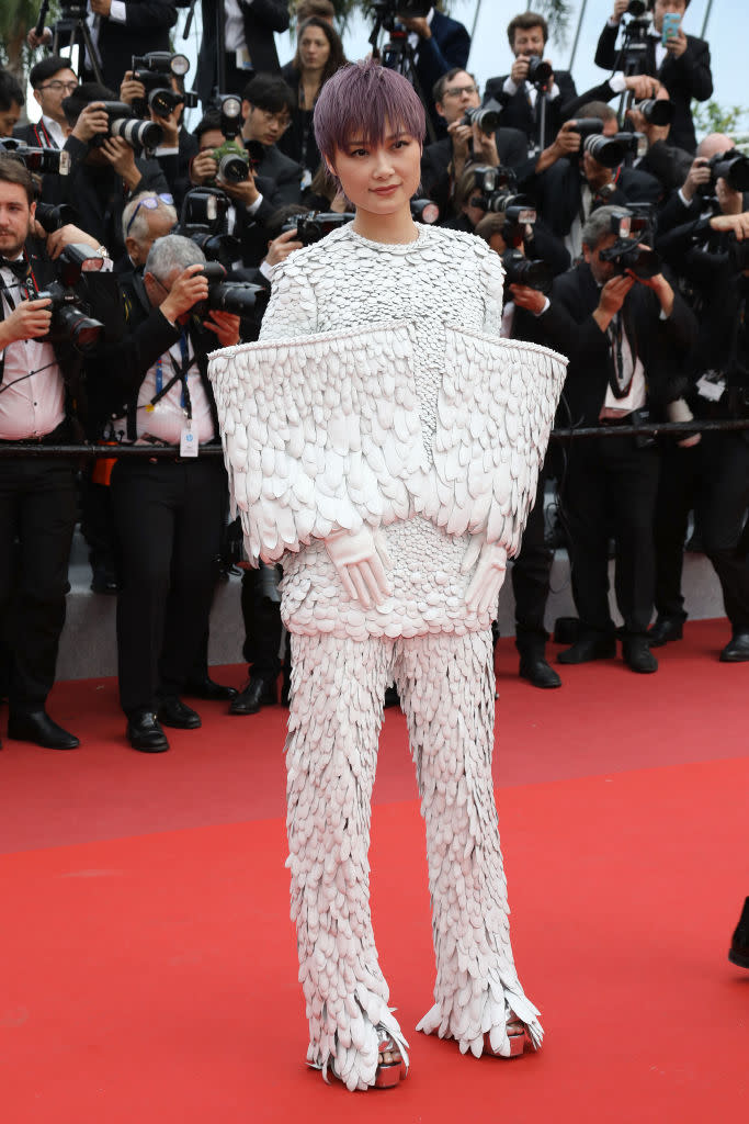 In Cannes geht es nicht immer nur um die schönsten Roben – sondern auch um die schönsten Anzüge, es müssen einfach nur schöne Frauen drinstecken! Zum Beispiel die chinesische Sängerin Li Yuchun, auch bekannt als Chris Lee, im einzigartigen Suit in Feder-Optik.