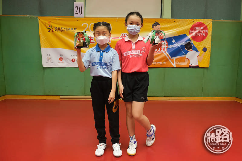 女子A組（9歲）冠軍張嘉鈺（左）及亞軍蘇恩潼