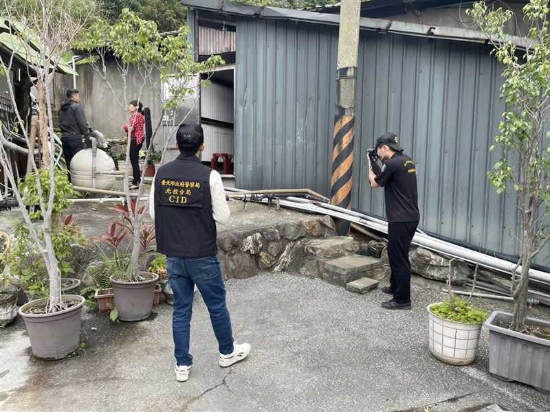 警方到場勘查後曝光現場狀況。（圖／翻攝畫面）