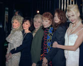 ARCHIVO - En esta foto del 5 de noviembre de 1989, las actrices de la película "Steel Magnolias" Dolly Parton, Sally Field, Olympia Dukakis, Shirley MacLaine, Julia Roberts y Daryl Hannah, de izquierda a derecha, posan en Nueva York. Dukakis, la veterana actriz de cine y teatro cuyo talento para los papeles maternos la llevó a ganar un Oscar por su papel de la madre de Cher en "Moonstruck", murió el sábado 1 de mayo de 2021. Tenía 89 años. (AP Foto/Ed Bailey, Archivo)