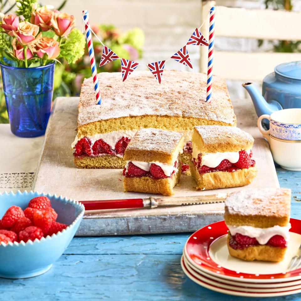 victoria sponge traybake cake