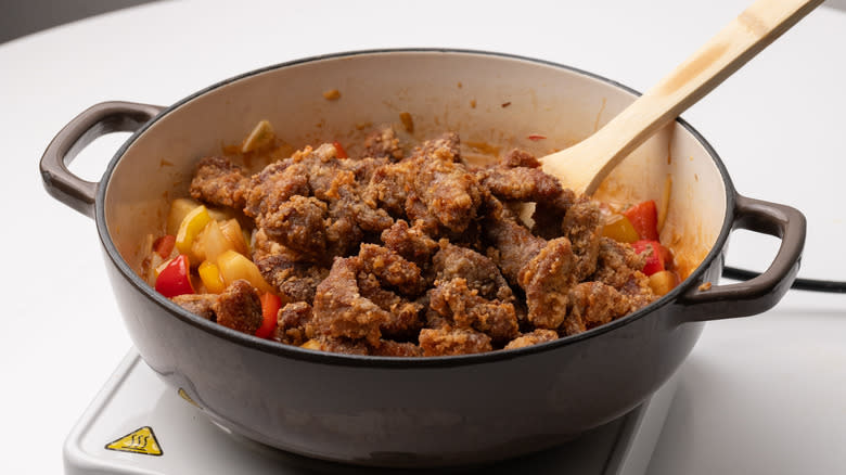 mixing fried pork into sauce