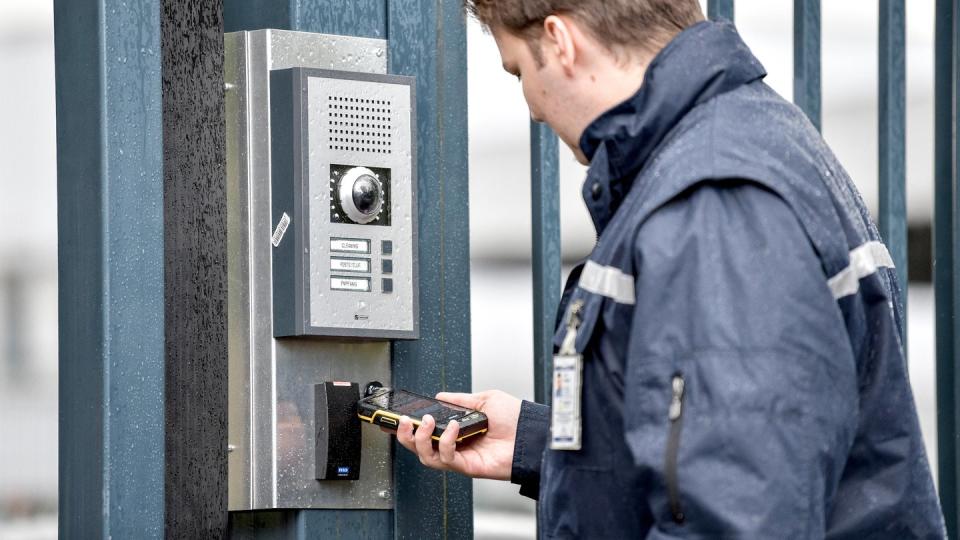 Leon Ungrad macht eine Ausbildung zur Fachkraft für Schutz und Sicherheit. Zum Revierwachdienst gehört zum Beispiel der Kontrollgang, bei dem der Azubi die Schließdienste eines Eingangs prüft.