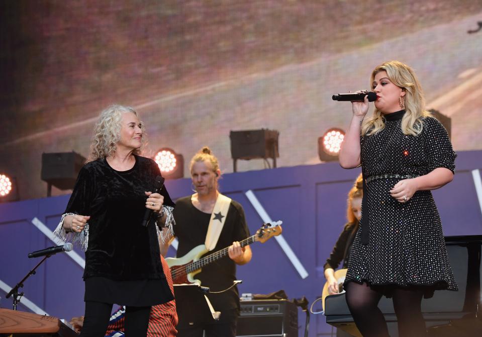 US singers Carole King (L) and Kelly Clarkson perform onstage at the 2019 Global Citizen Festival: Power The Movement in Central Park in New York on September 28, 2019. (Photo by Angela Weiss / AFP)        (Photo credit should read ANGELA WEISS/AFP/Getty Images)