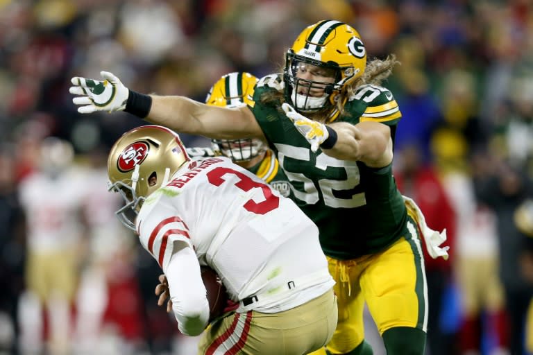 Clay Matthews of the Green Bay Packers sacks C.J. Beathard of the San Francisco 49ers