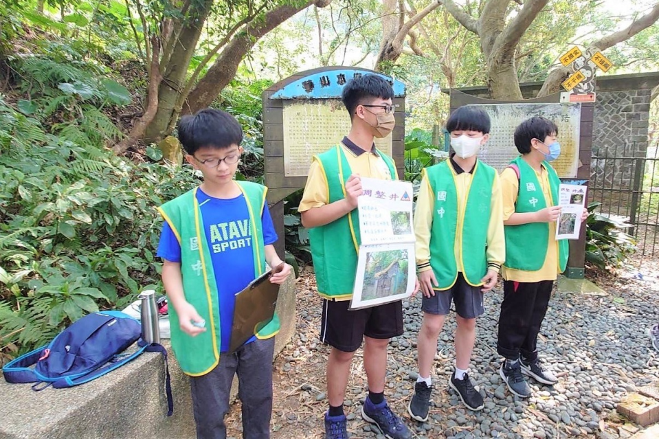 學生在活動現場呼籲大家要珍惜水資源，守護綠色大地