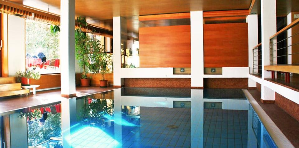 Por supuesto, el Hotel Marlet tiene piscina cubierta, spa, solarium y sauna.