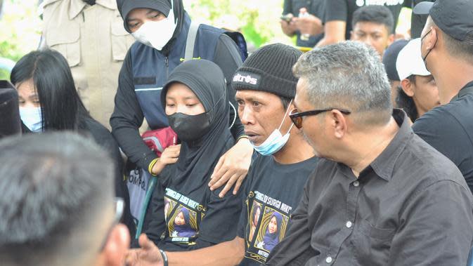 Proses autopsi dua korban Tragedi Kanjuruhan di Pemakaman Umum Desa Sukolilo, Wajak, Kabupaten Malang, Sabtu (5/11/2022). (Bola.com/Iwan Setiawan)