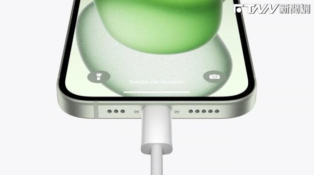 iPhone 15年全系列改用Type-C充電接口，可用於AirPods充電，也跟Macbook充電線同樣規格。（圖／Apple官網）