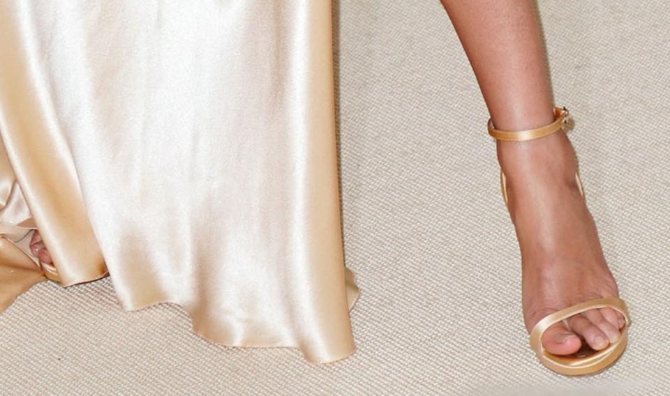 Gisele Bundchen, 2018 met gala, custom versace, gold versace gown, gold versace sandals, high heel sandals, met gala shoes