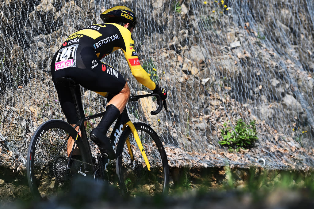  Giro d'Italia 2023: Primoz Roglic rides on stage 20 towards the day's victory and the race lead 