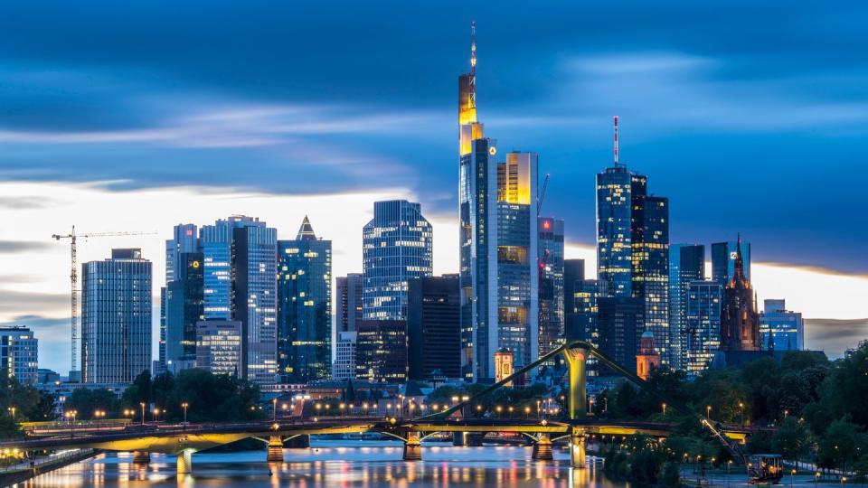 Die Bankenskyline von Frankfurt am Main. Die Geldinstitute in Europa spüren der Studie zufolge nach wie vor kräftigen Gegenwind. Foto: Boris Roessler