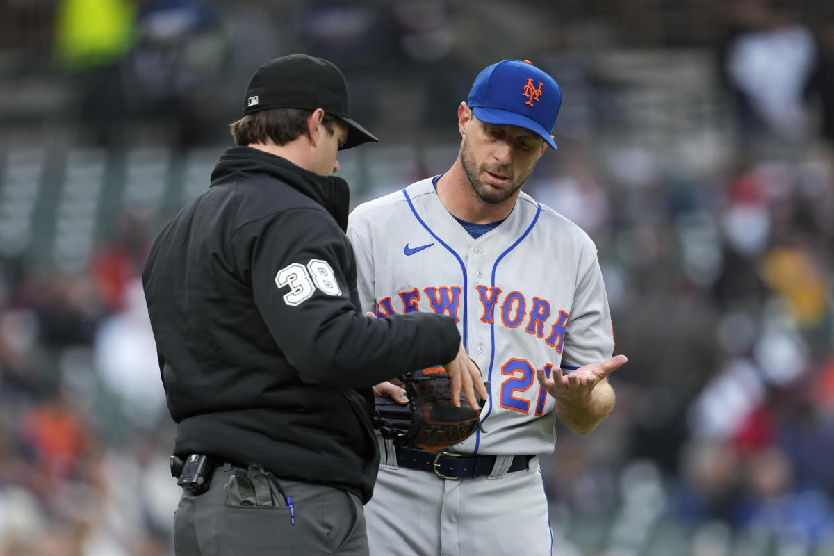 MLB fans blast umpire who lashes out against critic