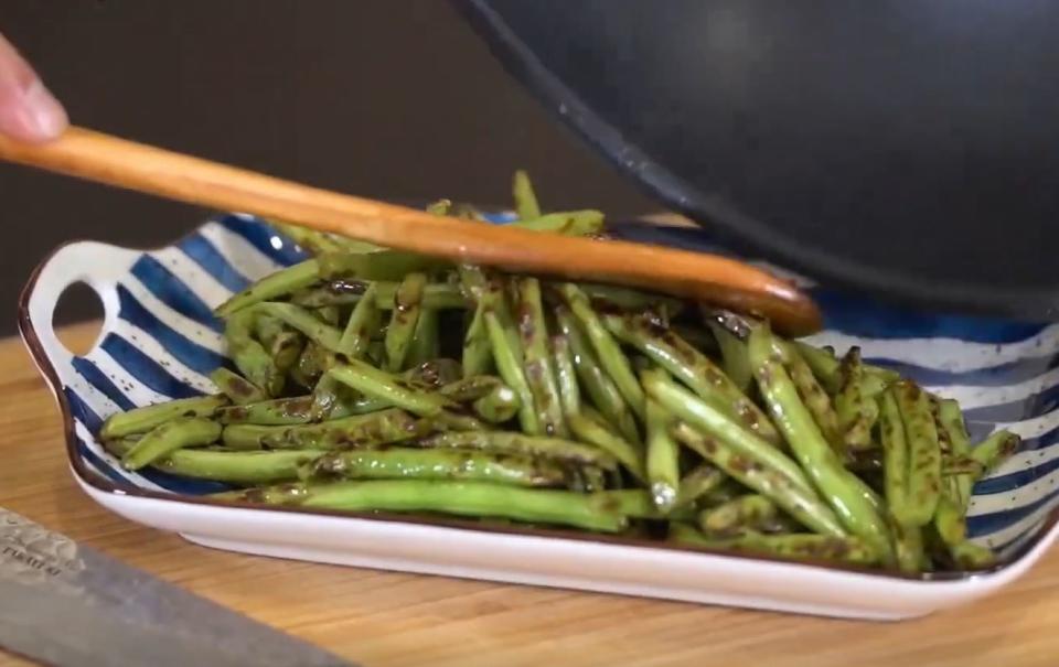 乾煸要炒到食材脫水，因此表面的顏色及皺褶是判斷關鍵。