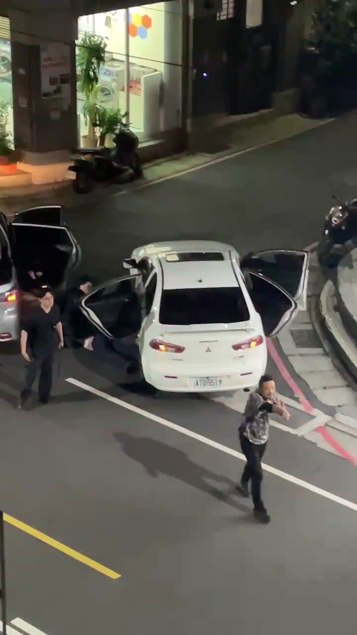 北市警方在三重成功路逮捕劉姓毒販，竟驚動新北制服警員拔槍對峙。（圖／翻攝畫面）