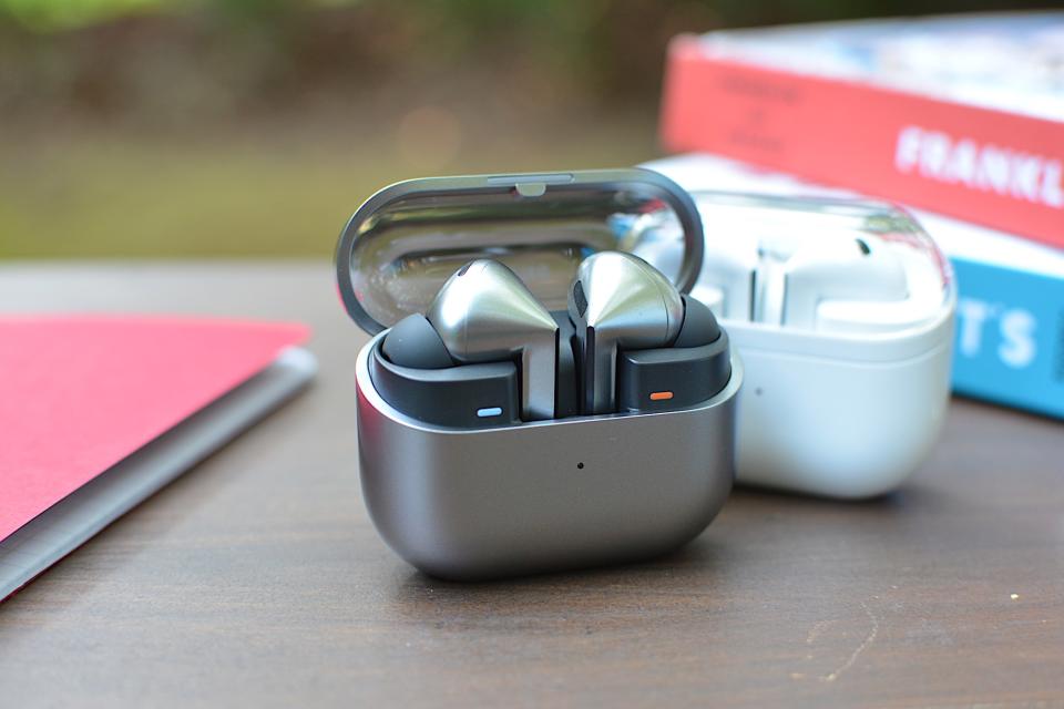 <p>The Galaxy Buds 3 Pro sit in the case so you can see those "blade" lights.</p>
