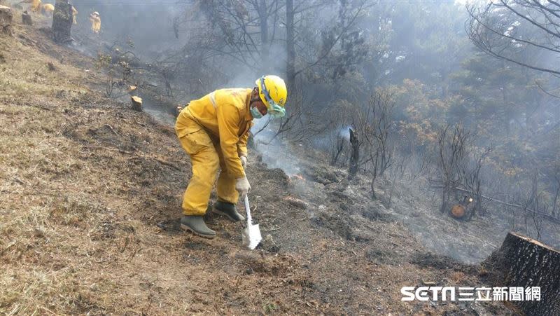 煙霧迷漫和高溫，救難人員常被燻到流淚、咳嗽。（圖／林務局嘉義林區管理處提供）