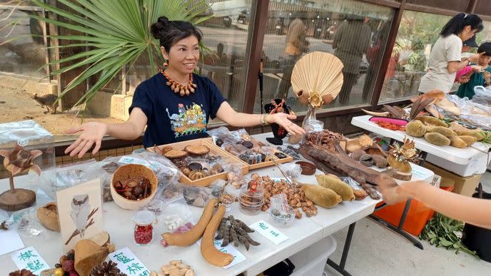 高雄市壽山動物園十七日號召五十多位大小朋友展開「青青壽山 植物探寶」行動，在專業志工的帶領下，拾起不屬於自然環境的垃圾，探索從沒注意過的特色植物，讓參與者更加珍惜淺山之美。（記者呂佩琍攝）