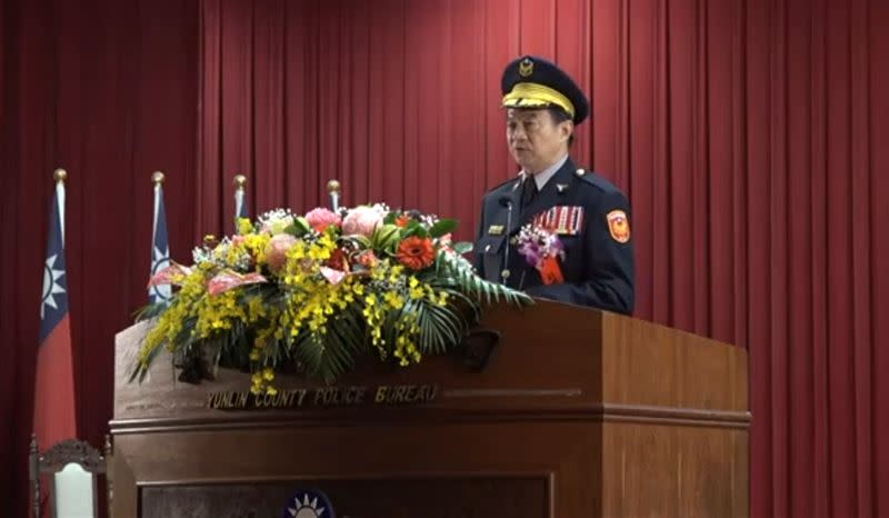 警政署警政委員黃勢清在交接典禮致詞，指稱受傷員警命大，誇讚前局長林故廷公關做的好，守住負面新聞5天才曝光。（圖／翻攝畫面）