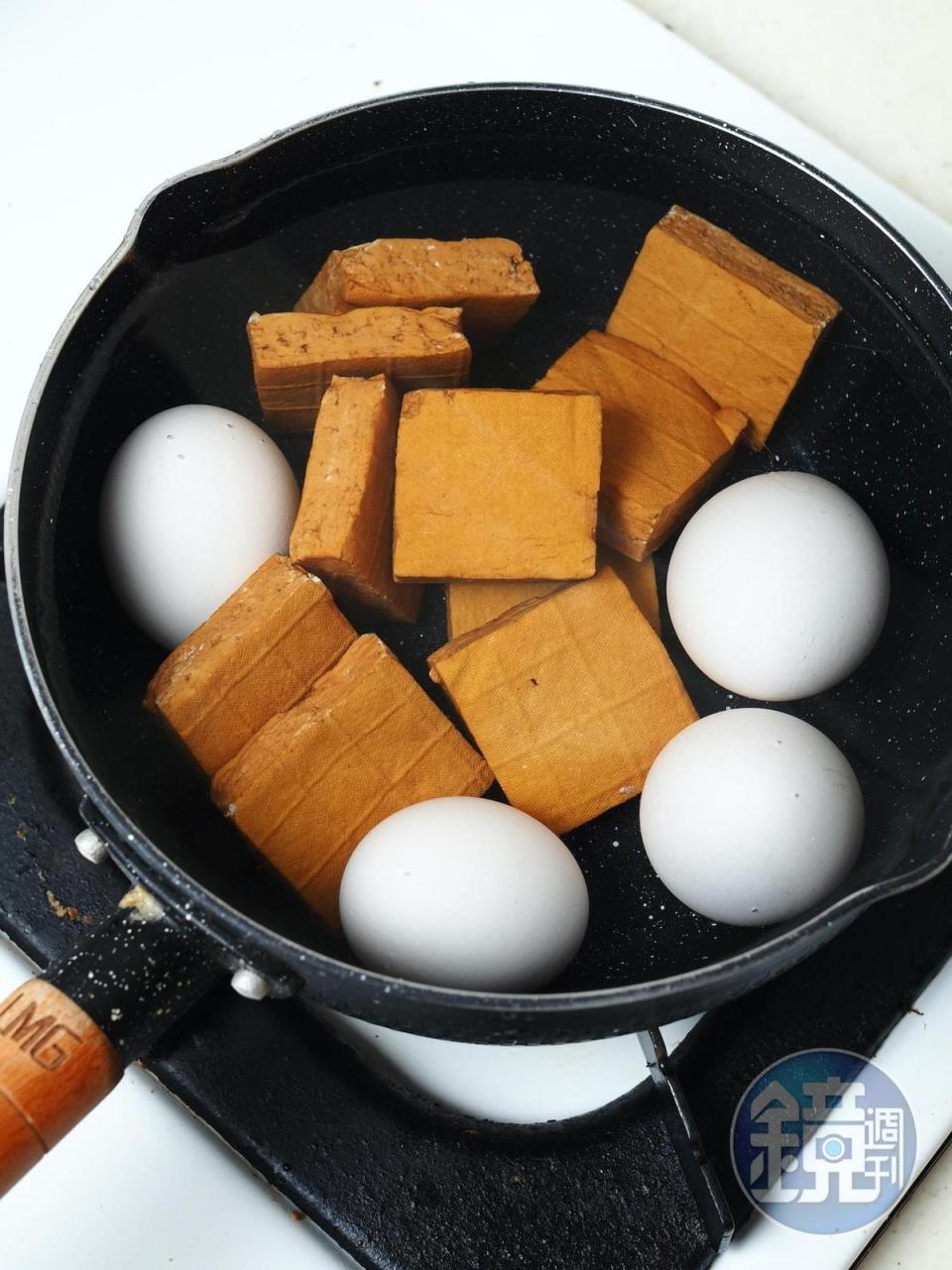 雞蛋和豆干先煮好備用。