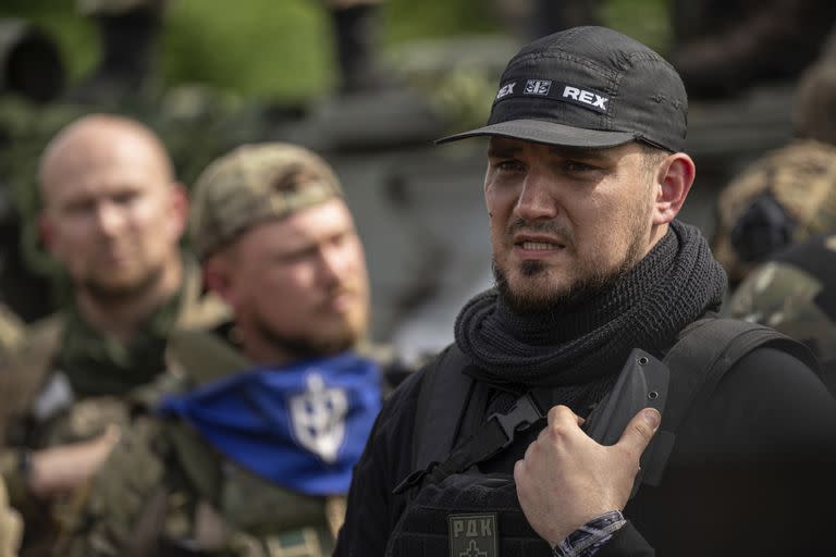 El comandante del RVC, Denis Kapustin, en su encuentro con la prensa del lado ucraniano de la frontera. (AP Photo/Evgeniy Maloletka)