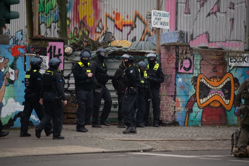 Emergency services stand at a property during an operation connected with the manhunt for the two suspected robbers Ernst-Volker Staub and Burkhard Garweg, who are still on the run. Paul Zinken/dpa