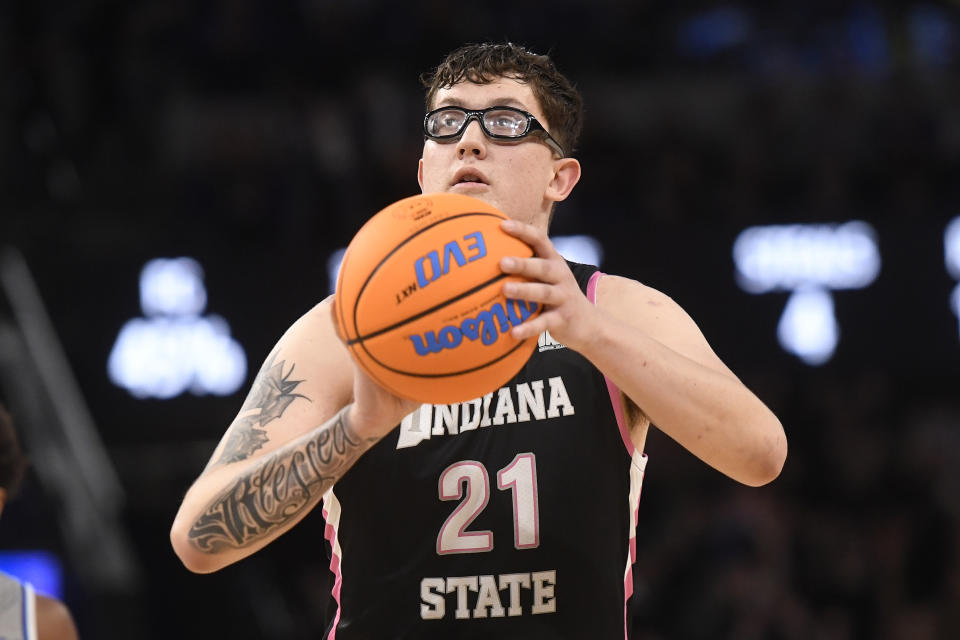 TERRE HAUTE, IN - FEBRUARY 3: Robbie Avila (21) shoots a free throw during a college basketball game between the Drake Bulldogs and Indiana State Sycamores on February 3, 2024 at the Hulman Center in Terre Haute, Indiana. Indiana State Sycamores Center.  (Photo by Michael Allio/Icon Sportswire, Getty Images)