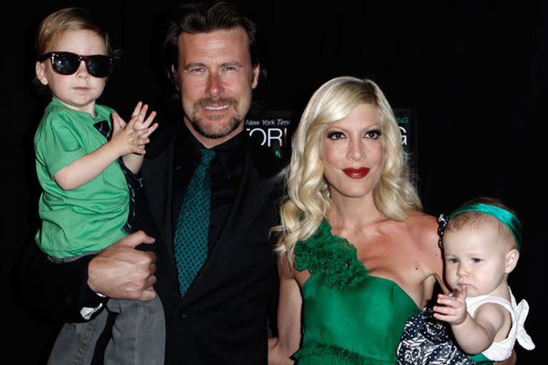 En familia. Tori Spelling junto a su esposo, Dean McDermott, y sus hijos, Liam y Stell, en una presentación de un libro que escribió la actriz, en Beverly Hills.