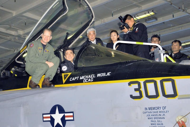 日本海上自衛隊2015觀艦式。（美聯社）安倍晉三正在試乘美軍的F/A-18
