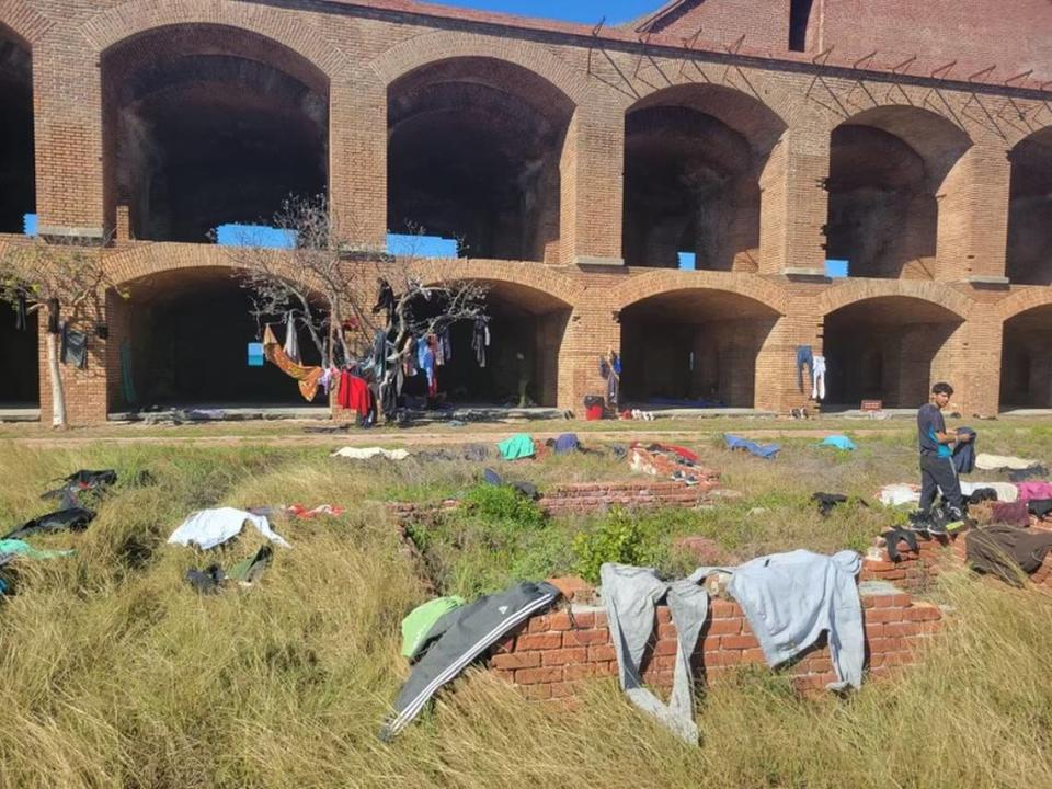 Prendas de ropa colgadas de árboles, pequeños muros de ladrillo y tendida en la hierba de Fort Jefferson, en el Parque Nacional de Dry Tortugas. El Servicio de Parques Nacionales cerró las Tortugas el domingo 1 de enero de 2022, después de que casi 500 migrantes cubanos llegaran allí en el transcurso de varios días.