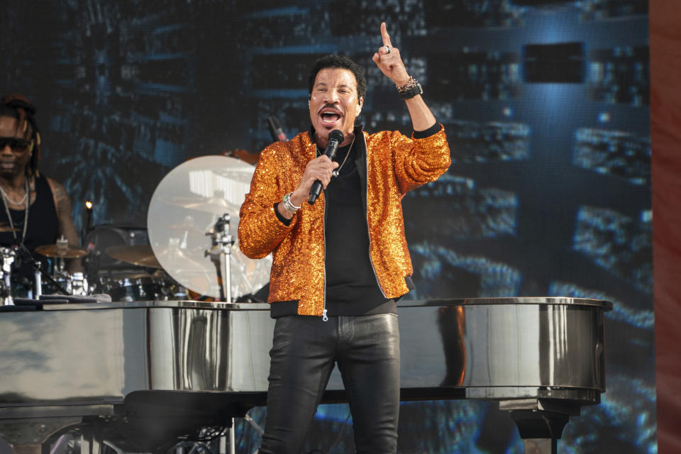 ARCHIVO - Lionel Richie durante su concierto en el Festival Heritage de Nueva Orleans el 29 de abril de 2022. Richie fue incorporado al Salón de la Fama del Rock & Roll. (Foto Amy Harris/Invision/AP, archivo)