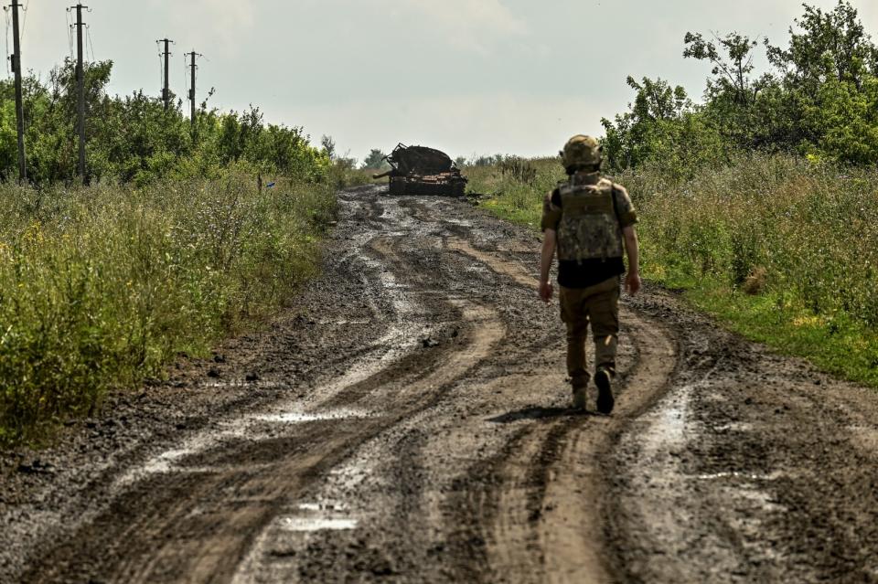 烏軍21日巡視東部盧甘斯克、烏軍近日收復的新達爾伊夫卡鎮，道路顯得有些泥濘。路透社