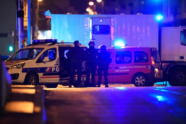 Polícia ocupa a zona de Neudorf, em Estrasburgo, no leste da França, após tiroteio no mercado de Natal.