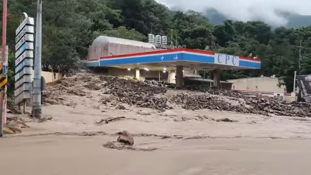 南投降豪雨，加油站被土石流淹沒，所幸員工已撤離，沒有人受傷。（圖／翻攝自記者爆料網）