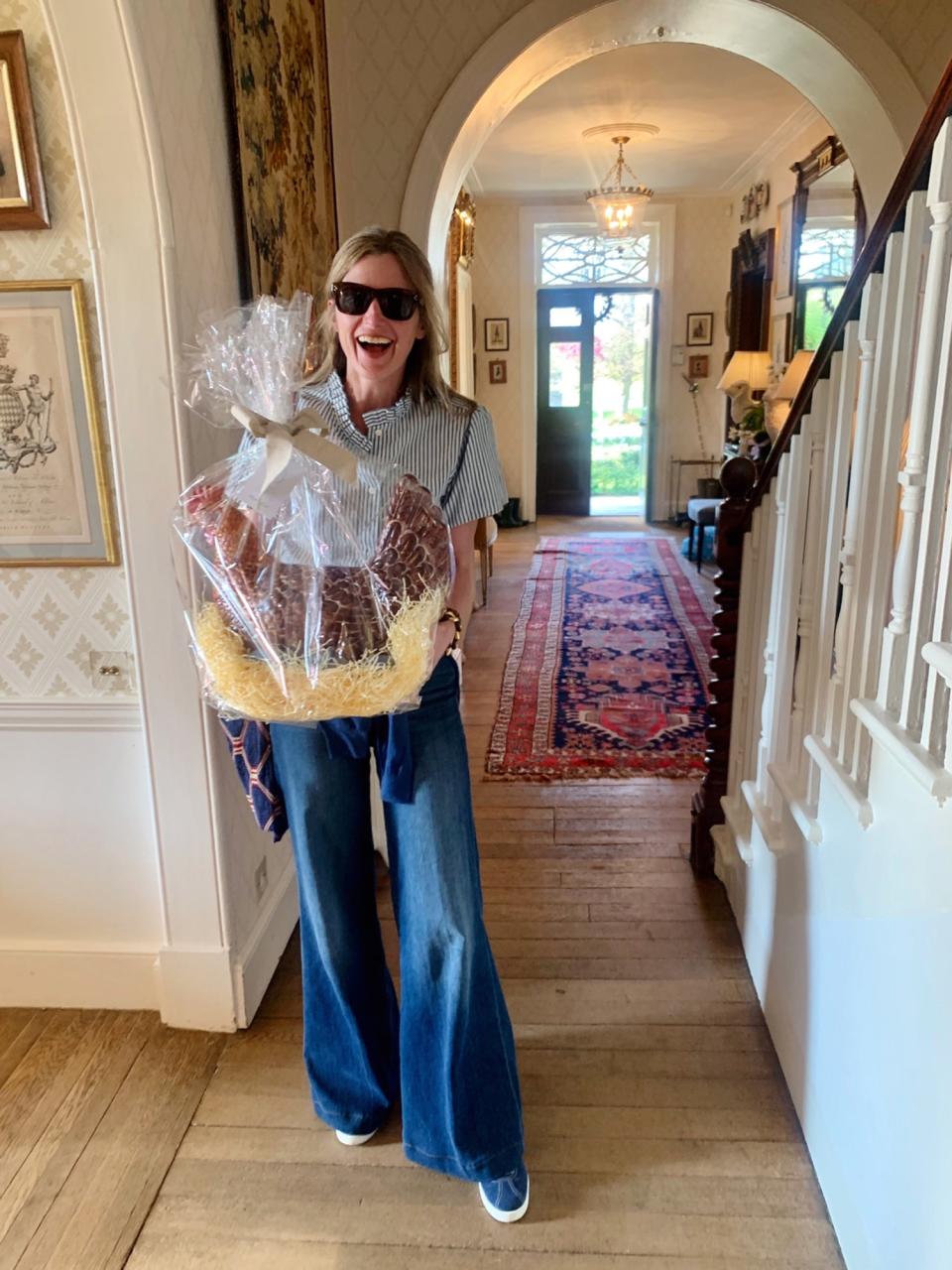 What an entrance! Amanda Brooks appears with the chicest house gift: an enormous chocolate hen from Daylesford.