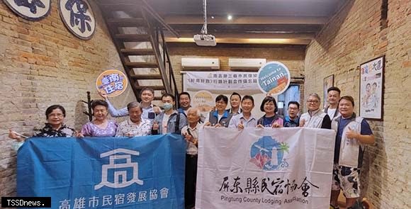 南高屏三縣市民宿協會在南市觀光旅遊局主任秘書盧振義見證下簽訂好南好旅合作備忘錄，將攜手推動民宿產業發展。（記者李嘉祥攝）