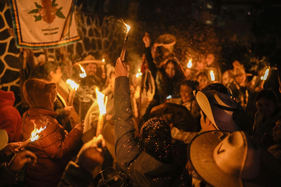 Los indígenas purépechas celebran una ceremonia del Fuego Nuevo para marcar el inicio del nuevo año, basado en un antiguo calendario lunar, en Ocumicho, estado de Michoacán, México, poco antes de la medianoche del jueves 1 de febrero de 2024. (AP Foto/Eduardo Verdugo)