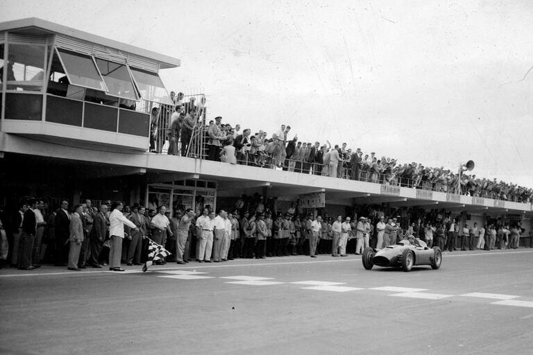 El 22 de enero de 1956 gana el Gran Premio de Argentina de  Fórmula 1 con el auto de Luigi Musso y comparte los puntos con el italiano.